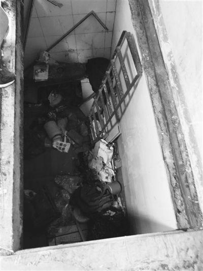 左图:地窖的入口有个梯子通入;右图:地窖正在被填平。