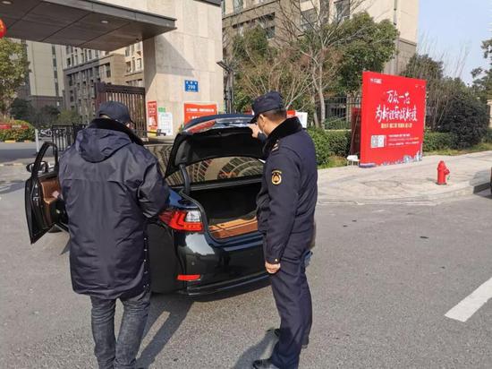 对进入小区人员及车辆进行检查