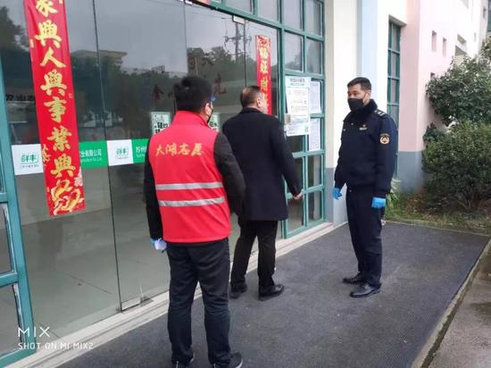 对辖区企业进行走访