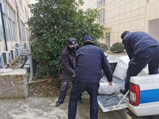 搬运防疫物资为防控工作做好后勤保障