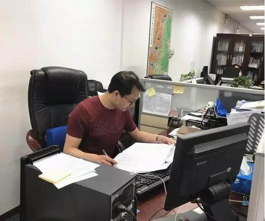 肖涵同志在查阅整理资料