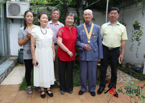 阅兵归来,陈廷儒与家人合影。
