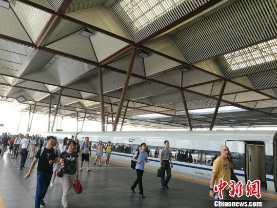 部分支撑柱出现裂纹。