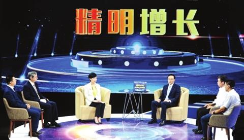 右图:就如何答好“创新四问”,常熟市委书记王飏与专家进行探讨。 □记者 濮建明 摄