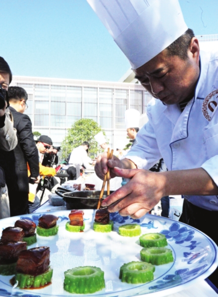 一道道“太湖鱼羊鲜”色香味俱佳,让观赛市民既饱眼福又饱口福。 □记者 濮建明 摄