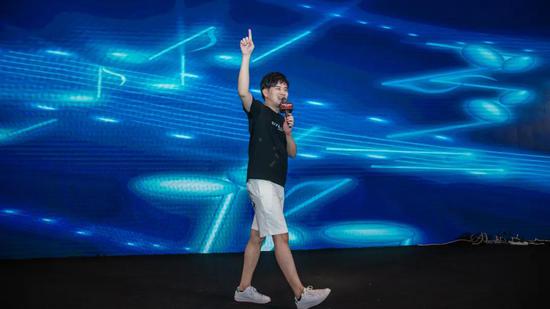 中国内地歌手演员雷诺儿为大家助兴一曲