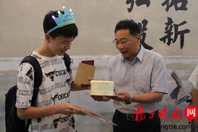 吴院长给寿星同学送上贺卡和蛋糕。
