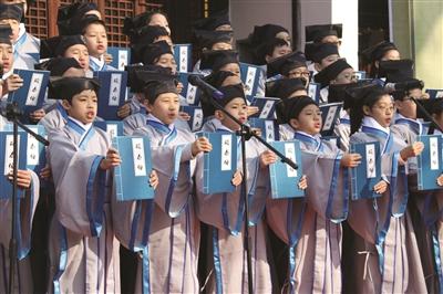 来自平江实验学校的50位学生,现场吟诵《颂泰伯》。