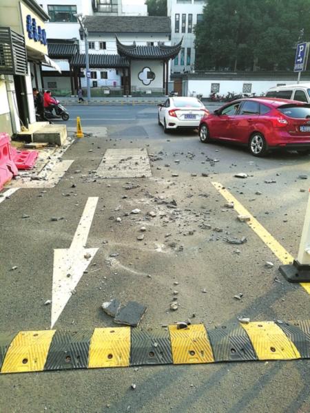 上周发生外涂层坠落时,散落一地的水泥块。(市民提供)