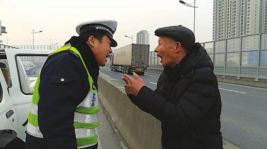 民警发现迷路老人(警方供图)