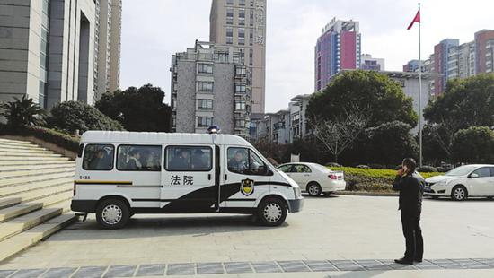 看着妻子坐上法院前往拘留所的车,余先生在一旁打电话筹钱。