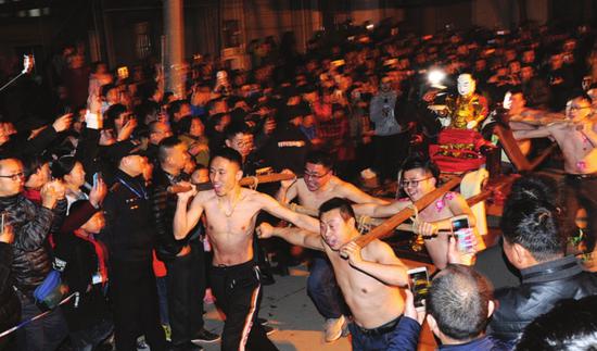 昨天,胥口蒋家村的男子们赤膊抬猛将,为新年祈福。□记者濮建明摄