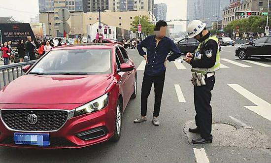 姑苏交警在“春雷行动”中查获多起涉驾驶证的交通违法行为。 沈涛 摄