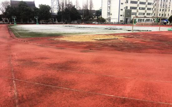 一所中学向公众开放的体育设施