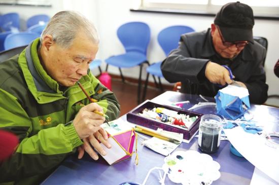 汪筱文在社区教居民做彩灯。