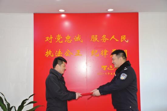智勇小伙助力警方灭火化险,派出所为平民英雄颁奖表彰。 □记者杨天笑 摄