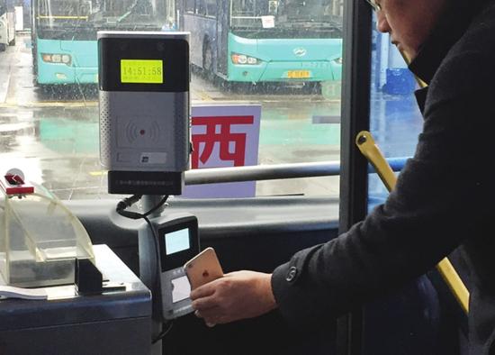 扫扫二维码,就能坐车了。(苏州市公交集团供图)