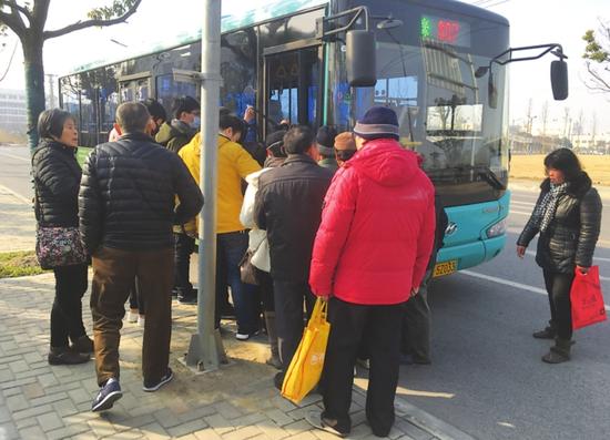 终点站同样有大量乘客在等车