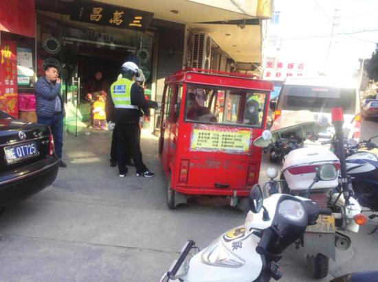 民警在查扣无牌无证电动三轮车。□王效刚 摄