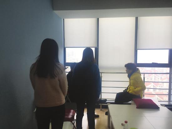 家长们正与一名负责人沟通