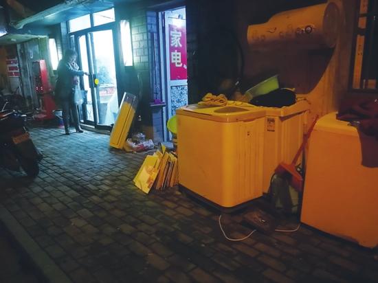 小巷深处的家电回收门面。目前,普通市民家庭的旧家电,大部分进入了这种回收渠道。