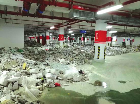 垃圾占据了大半个地下车库
