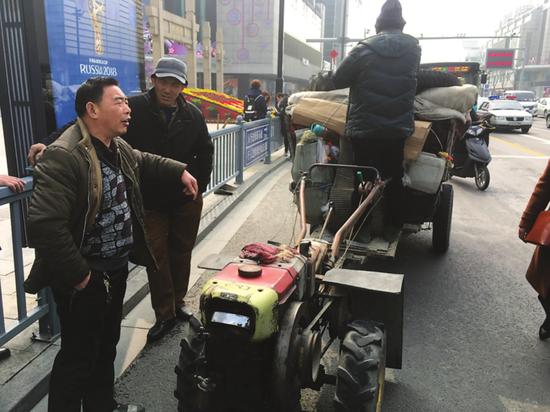 违章拖拉机引来不少市民围观