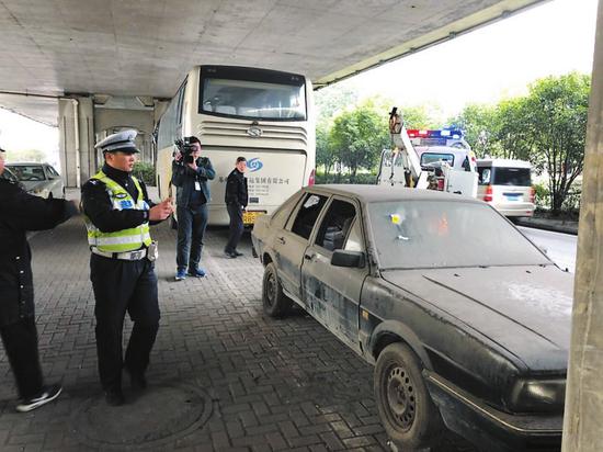 拖移报废桑塔纳车