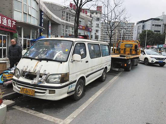 拖移一年多未移位的报废车