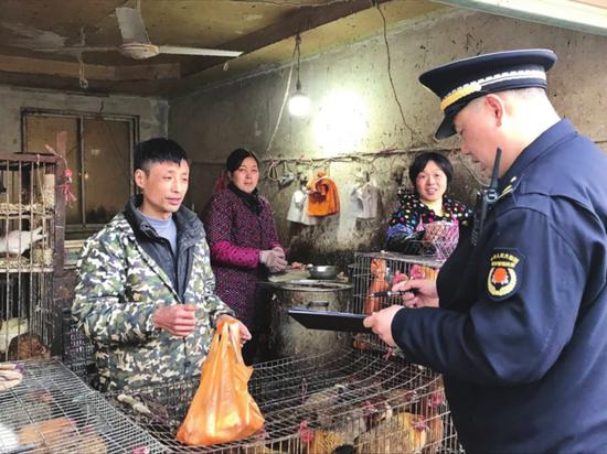 联合执法队伍再次对横街活禽交易进行集中整治,横街上多家顶风买卖活禽的摊贩被责令限期整改。 □陈玥而 摄