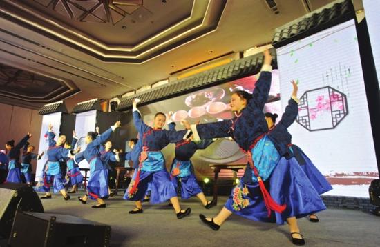 图为在昨天的开幕式上,演员表演舞蹈《苏州阿婆茶》
