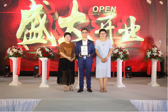吕伟明董事长颁发品牌加盟证书