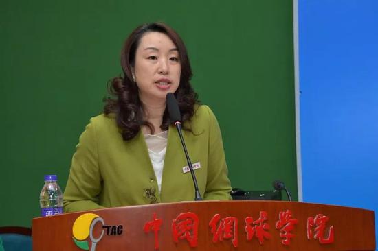 中国网球学院常务副院长鲍勤主持活动