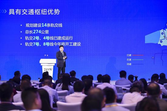 相城区委常委、相城经济技术开发区党工委副书记、管委会副主任沈磊做现场推介