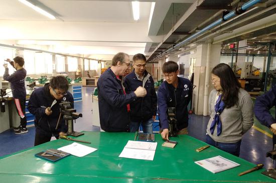 德国外教指导中德班学生实训