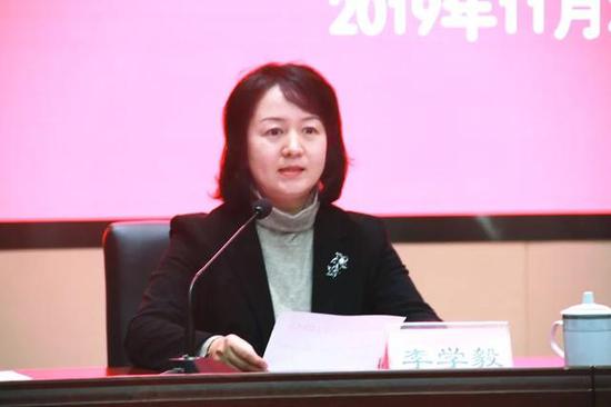 区文联副主席李学毅宣读《关于同意成立“郭巷街道文学艺术界联合会”的批复》