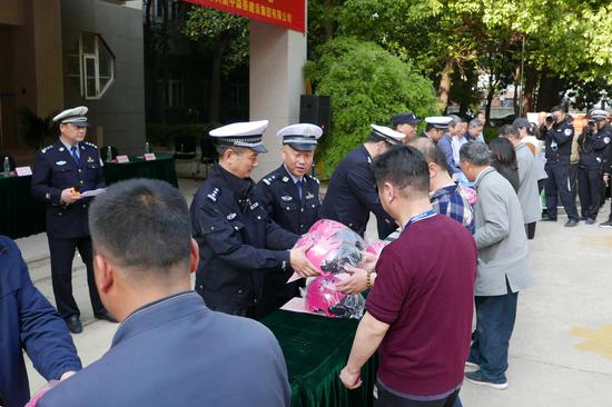 现场授盔仪式