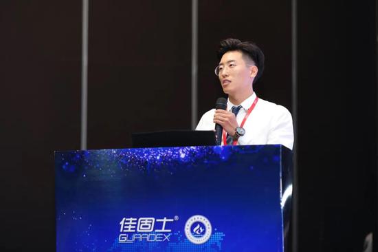 研发工程师李春德详细介绍了新品SJ-1 自愈型无机增殖剂的作用原理、性能参数及特征优点。