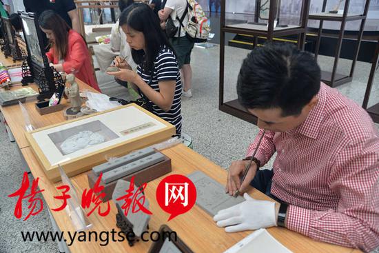 苏派砖雕传承人袁中平现场展示砖雕技艺
