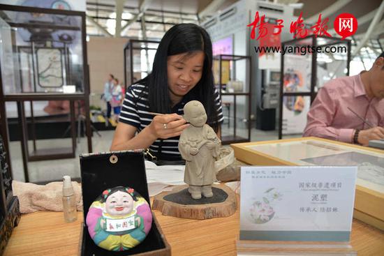 苏州泥塑传承人陆招妹现场展示泥塑技艺