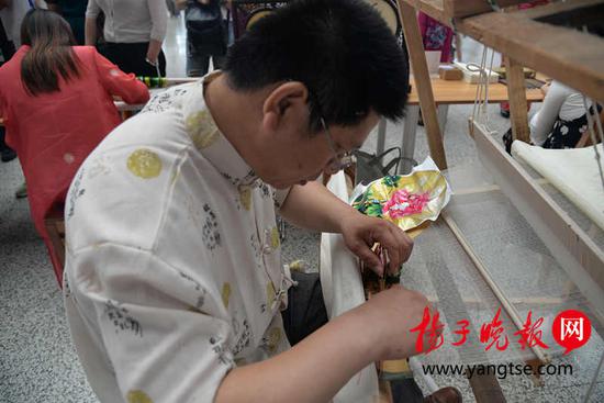 缂丝传承人王昌江现场展示缂丝技艺