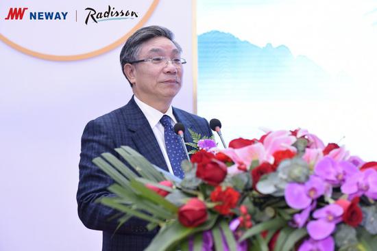 纽威集团董事长王保庆先生