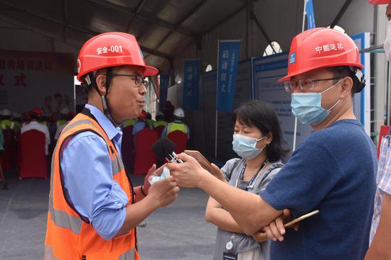 中建八局三公司苏南分公司苏大附一院总院二期项目工会主席、安全总监唐贡喜(左一)
