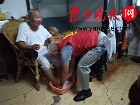 王老伯正在享受居家护理服务