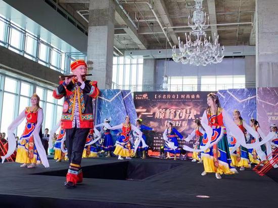 祝劳斯巴乌独奏《望北京》作为开场表演