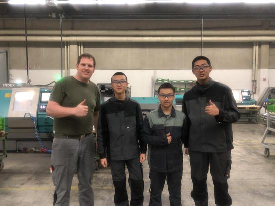 3名被德企录用学生(最右为姜超)