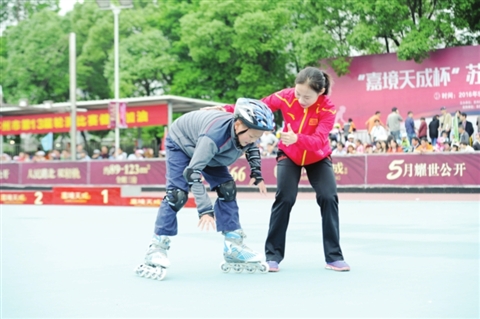 郭丹在现场指导苏州市盲聋哑学校的学生练习轮滑。□记者　姚永强　摄