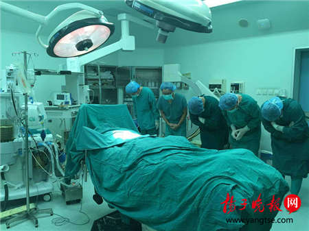 在进行器官摘取手术前，所有医务工作者都对其深深地鞠了一躬，那是对生命的尊敬与最高致意！