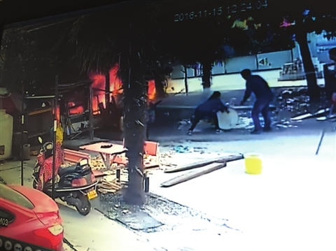 苏州高新区一户民房莫名着火 烧坏五棵树