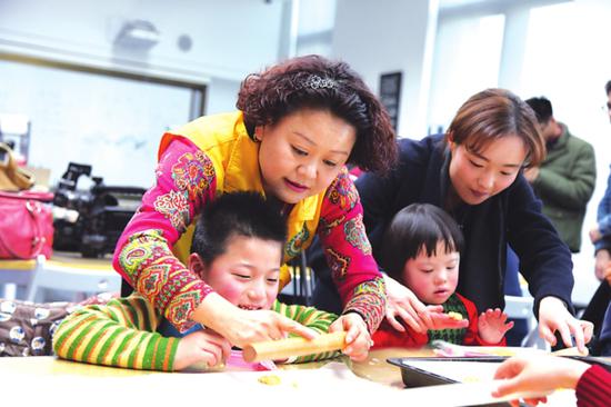 2016年,汤崇雁在贵州拉坝和受资助孩子在一起
